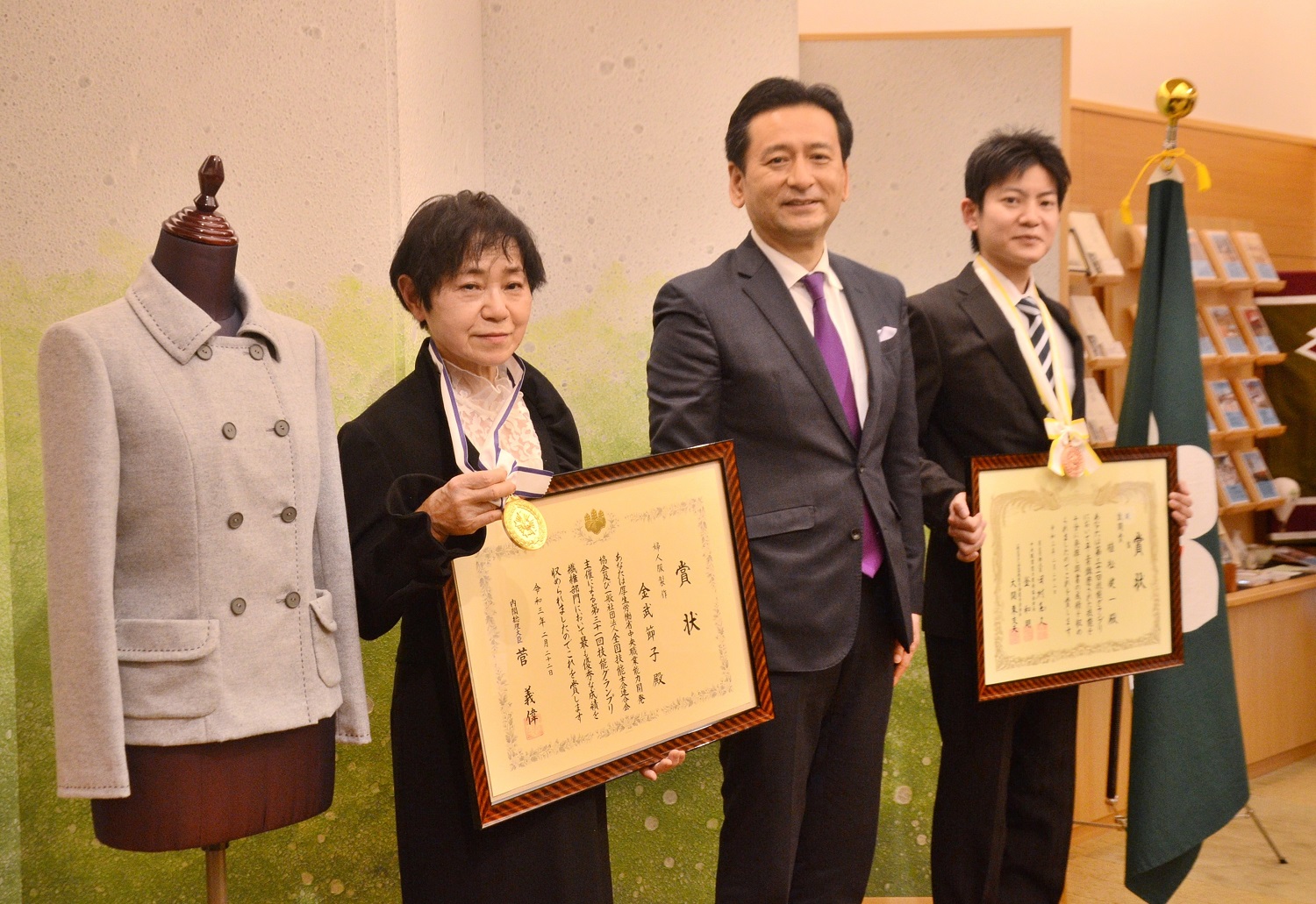 -技能グランプリで内閣総理大臣賞に輝いた金武節子さん（左）と敢闘賞を獲得した植松健一さん（右）
